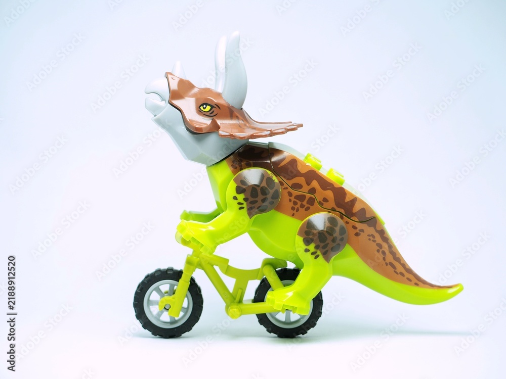 Obraz premium Indonesia - October 3, 2023 : Mini toy of action figure at table with blurred background. Miniature photography concept. Riding the bicycle conceptual design.
