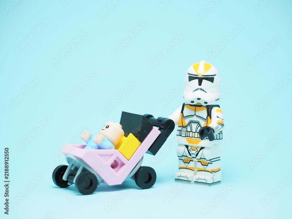 Obraz premium Indonesia - October 3, 2023 : Mini toy of action figure with blurred background. Parent with baby concept design.