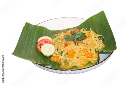 Fotografía Traditional Indonesian noodle dish mie rebus served on banana leaf with fresh cu