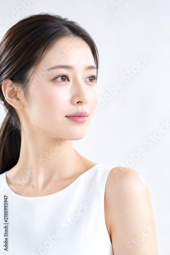 Fototapeta 淡グレー背景で横顔を見せる日本人女性の清潔感ある美容ポートレート