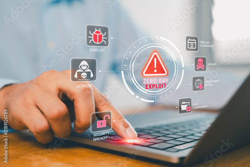 Foto Cybersecurity alert showing a zero day exploit on a laptop, with malware, unauthorized access, security breach, and compromised data icons illustrating digital threats and network protection risks