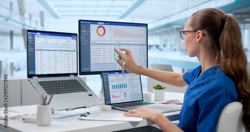 Foto Woman In Healthcare Office Checks Patient Billing Claims