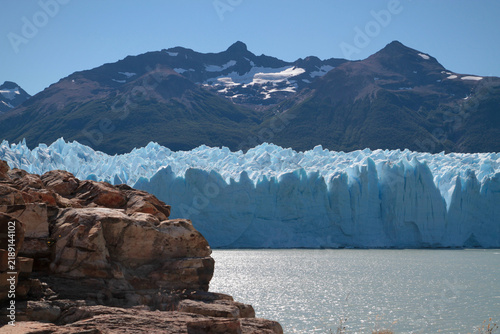 Obraz na płótnie Perito Moreno Glacier ice wall seen from rocky outcrop, Los Glaciares National P