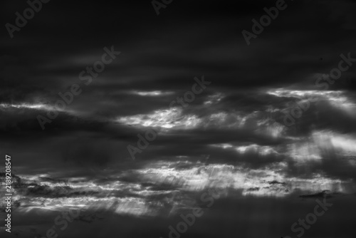 Canvastavla Monotone view of dramatic storm clouds with crepuscular rays