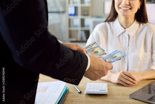 Fotografía Employee gets salary payment as cash wages