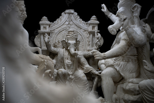 Fotografie White Ganesha idol surrounded by other sculptures during a Hindu festival in Ind