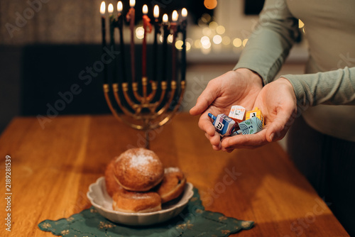 Fotografie Celebrating hanukkah with dreidels, menorah, and sufganiyot