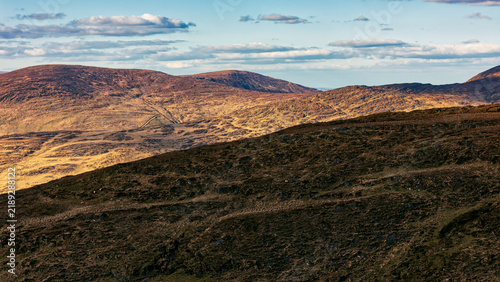 Foto Shadows stretch across the undulating terrain, highlighting the distinct contours of the landscape