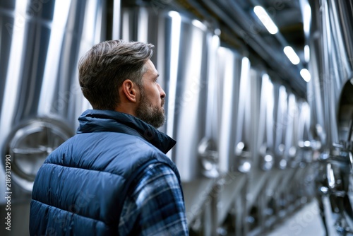 Tapety artystyczne Brewmaster checking beer brewing facility equipment
