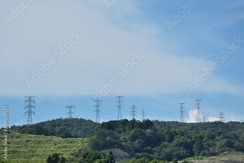 Obraz na płótnie 山の中に立つ送電線