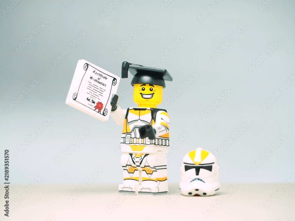 Obraz premium Indonesia - September 11, 2023 : Mini toy at table with blurred background. Graduation party concept design.