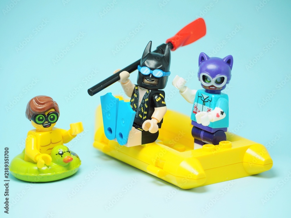 Obraz premium Indonesia - September 13, 2023 : Mini toy at table with blurred background. Holiday concept design. Swimming, diving and floating at sea.