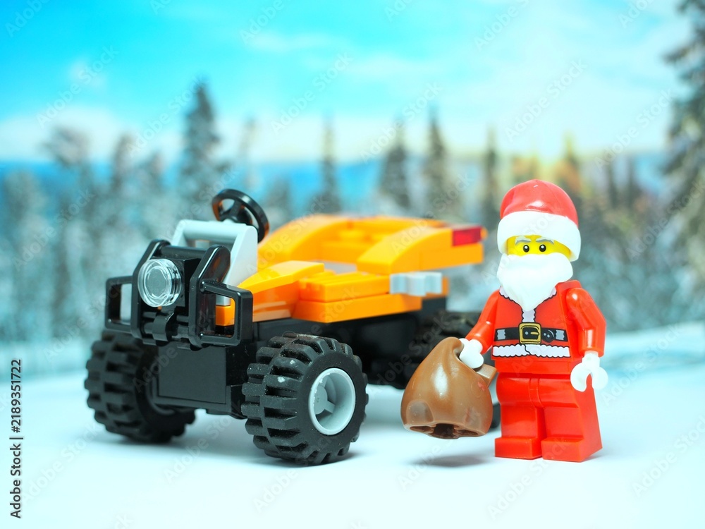 Obraz premium Indonesia - September 13, 2023 : Mini toy at outdoor with blurred background. Santa Claus concept design.