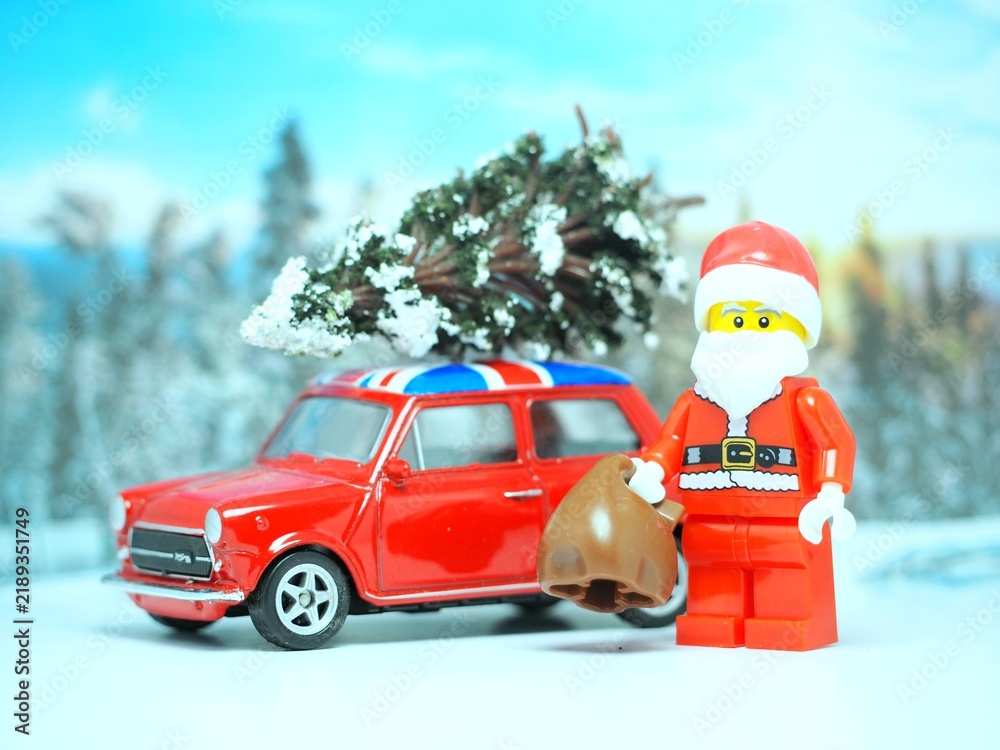 Obraz premium Indonesia - September 13, 2023 : Mini toy at outdoor with blurred background. Santa Claus concept design.