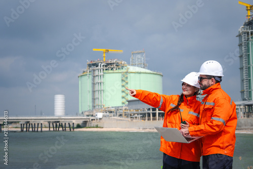 фотографія Petroleum Engineering Team Planning Crude Oil Petroleum engineer team is analyzi