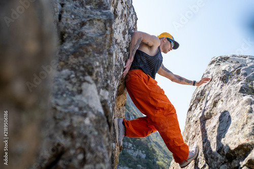 Fotografie hiking rock climber on a rock in the mountains