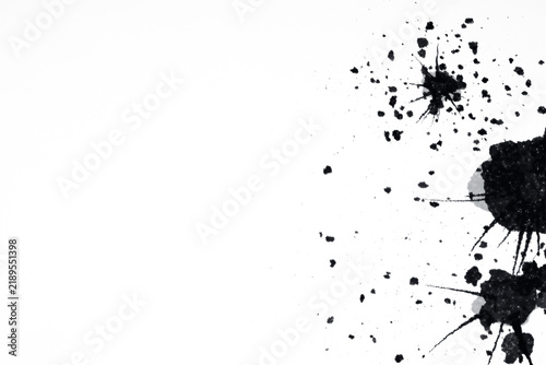 Tapety artystyczne 白黒のインクで描いた右側に三つの飛沫を置いた縦長の余白背景のVJ映像素材