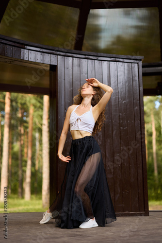 Obraz na płótnie Caucasian performer reaching upward in pavilion doorway