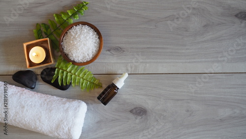 Foto Spa wellness arrangement featuring a rolled white towel, a wooden bowl filled wi
