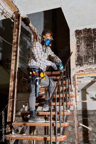 Fotografía Specialist carefully restoring ancient plaster and woodwork