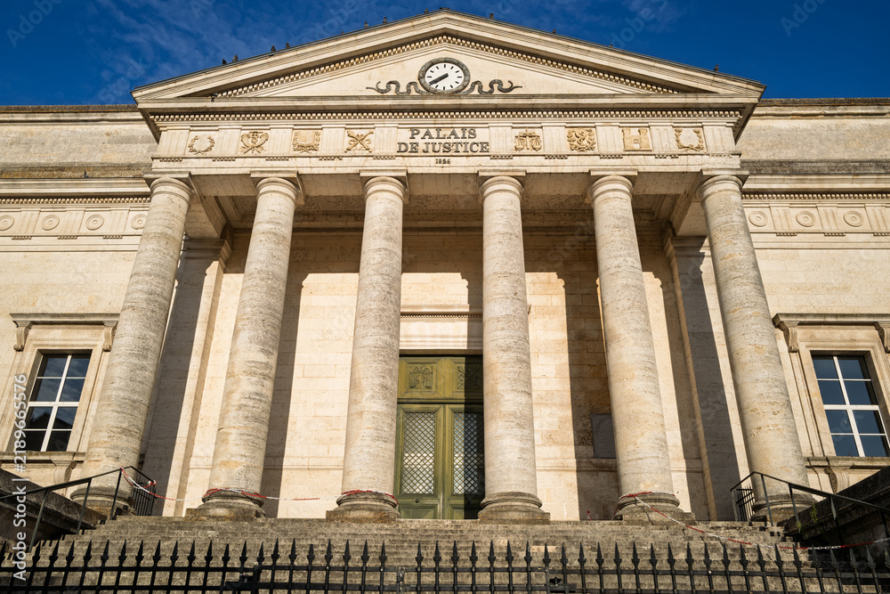 Obraz premium Palais de justice d’Angoulême, bâtiment judiciaire français