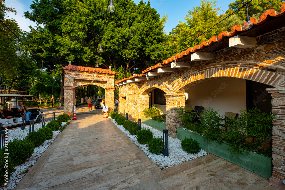 Obraz premium Antalya, Turkey - August 27, 2026: The image shows a historic cobblestone street in Kaleiçi, the old town of Antalya, Türkiye, featuring traditional Ottoman-style architecture and ancient stone. Histo