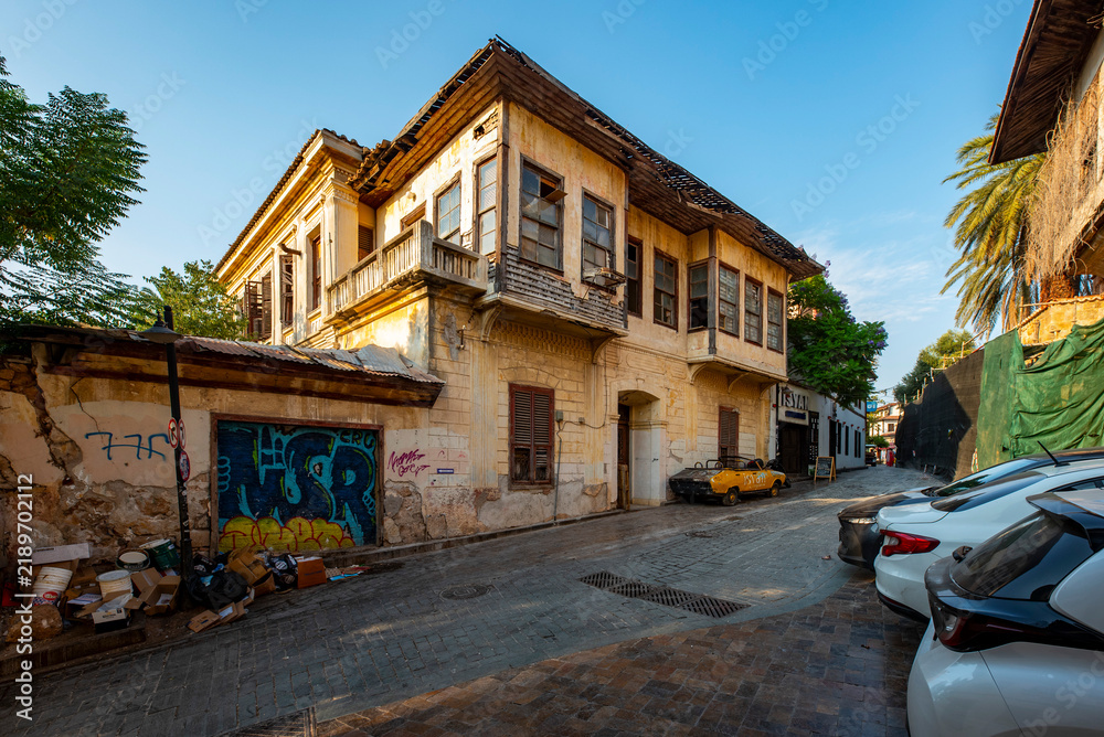Obraz premium Antalya, Turkey - August 27, 2026: The image shows a historic cobblestone street in Kaleiçi, the old town of Antalya, Türkiye, featuring traditional Ottoman-style architecture and ancient stone. Histo