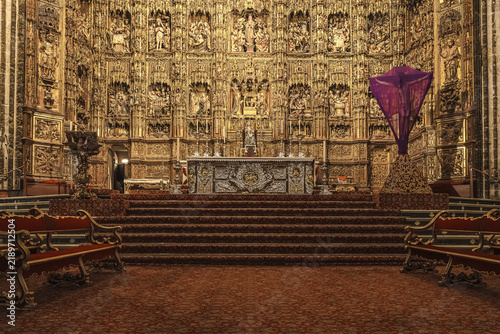 Obraz na płótnie Golden Gothic altarpiece of Seville Cathedral seen from the nave with pews and s