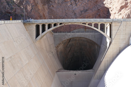 Evacuateur de crue du barrage Hoover aux Etats-Unis