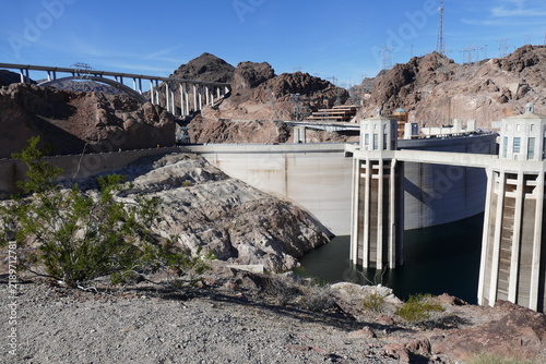 Le barrage Hoover est un barrage poids-voûte sur le fleuve Colorado aux États-Unis