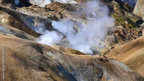 Foto Billowing geothermal steam rises from colorful volcanic slopes with lingering snow near Kerlingarfjoll in the Icelandic highlands