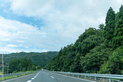 Obraz na plátně 旅行や物流をイメージする緑の山岳道路