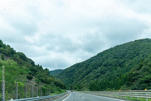 Foto 旅行や物流をイメージする緑の山岳道路