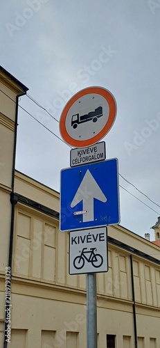 Foto Ungarische Verkehrsschilderkombination mit LKW-Durchfahrtsverbot, Einbahnstraße