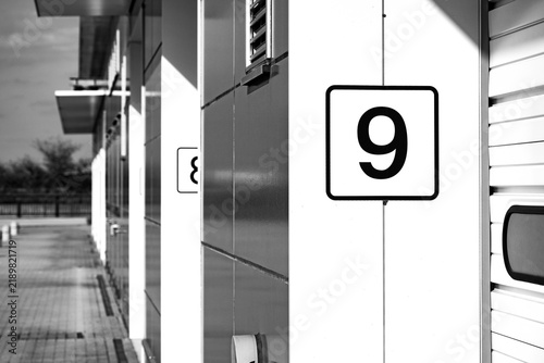 Naklejka 番号9の白黒標識