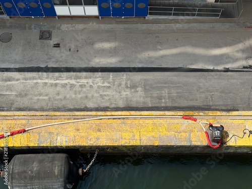 Quadro su tela Heavy cruise ship hawsers still lie slack and unfastened on the quay, waiting to