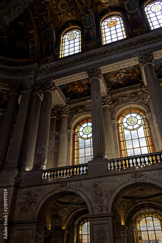 Canvastavla Majestic interior of the Royal Chapel at the Palace of Versailles, France, featuring tall stone columns and sunlight through stained glass