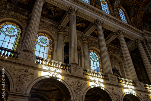 Canvastavla Majestic interior of the Royal Chapel at the Palace of Versailles, France, featuring tall stone columns and sunlight through stained glass