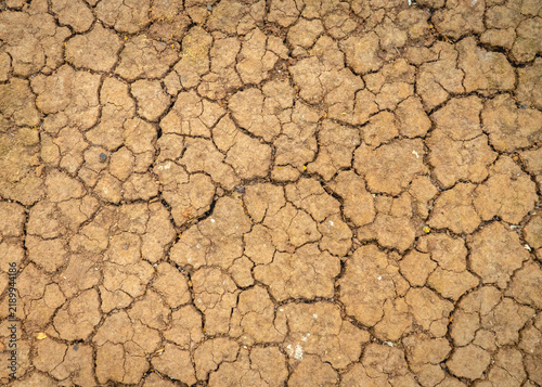 фотографія Dry cracked soil surface with natural patterns and texture, showing drought conditions and arid ground background