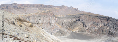 Naklejka 荒涼とした土地、砂の惑星、活火山の火口、噴火しそうな谷底、異世界の星