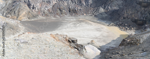 Naklejka 荒涼とした土地、砂の惑星、活火山の火口、噴火しそうな谷底、異世界の星