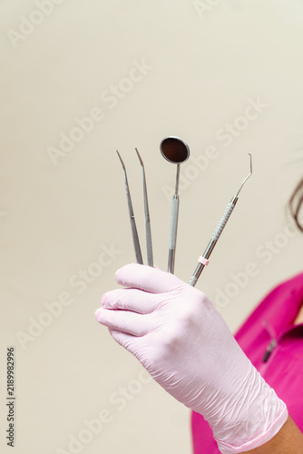 Cuadro en lienzo Dental professional holding instruments for oral examination