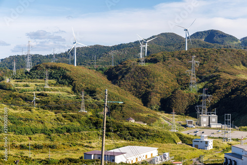 Tapety artystyczne 津軽半島の丘陵地帯に立ち並ぶ風力発電機と送電鉄塔