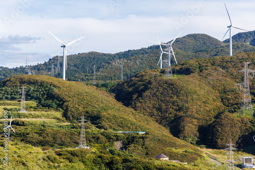 Tapety artystyczne 津軽半島の丘陵地帯に立ち並ぶ風力発電機と送電鉄塔