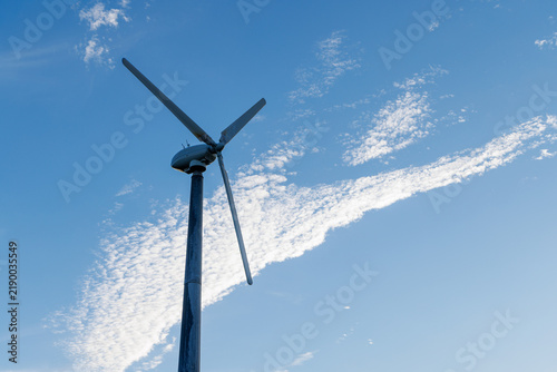 Tapety artystyczne 青空と帯状の雲を背景に見上げる風力発電機