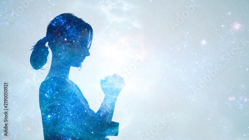 Foto A woman meditating and the concept of mindfulness