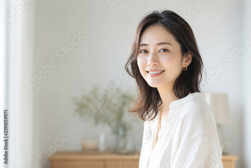 明るい室内で微笑む日本人女性の自然なポートレート