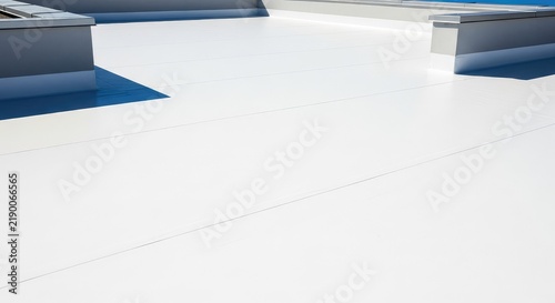 Vista detallada de un techo plano cubierto con una capa protectora de impermeabilizante blanco para evitar filtraciones y humedad en casa, exterior, clima, residencial