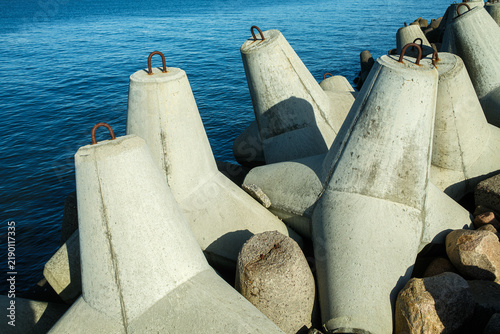 Bild auf Leinwand Concrete Tetrapod Breakwater Blocks Line Coastal Shoreline for Wave Protection