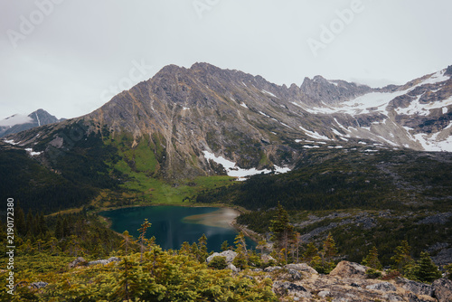 Konstfotografi Scenic overlook of Upper Dewey Lake framed by alpine vegetation and jagged mount